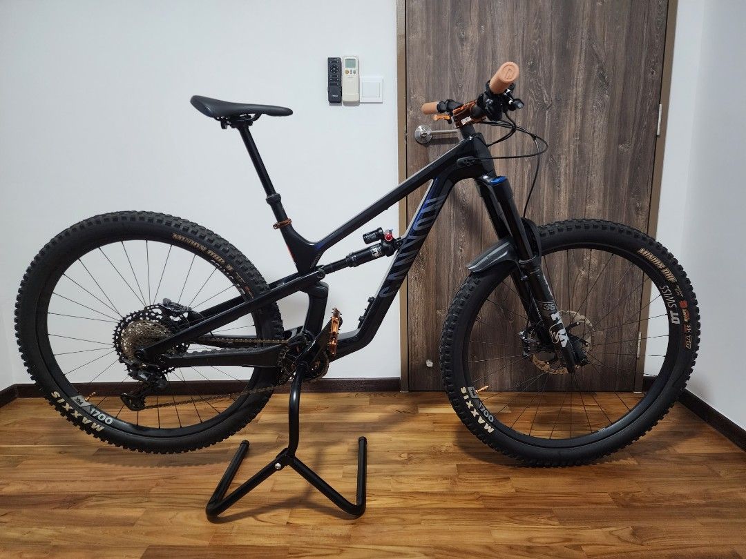 MY2021 Canyon Spectral 29 CF8 Size S Sports Equipment Bicycles