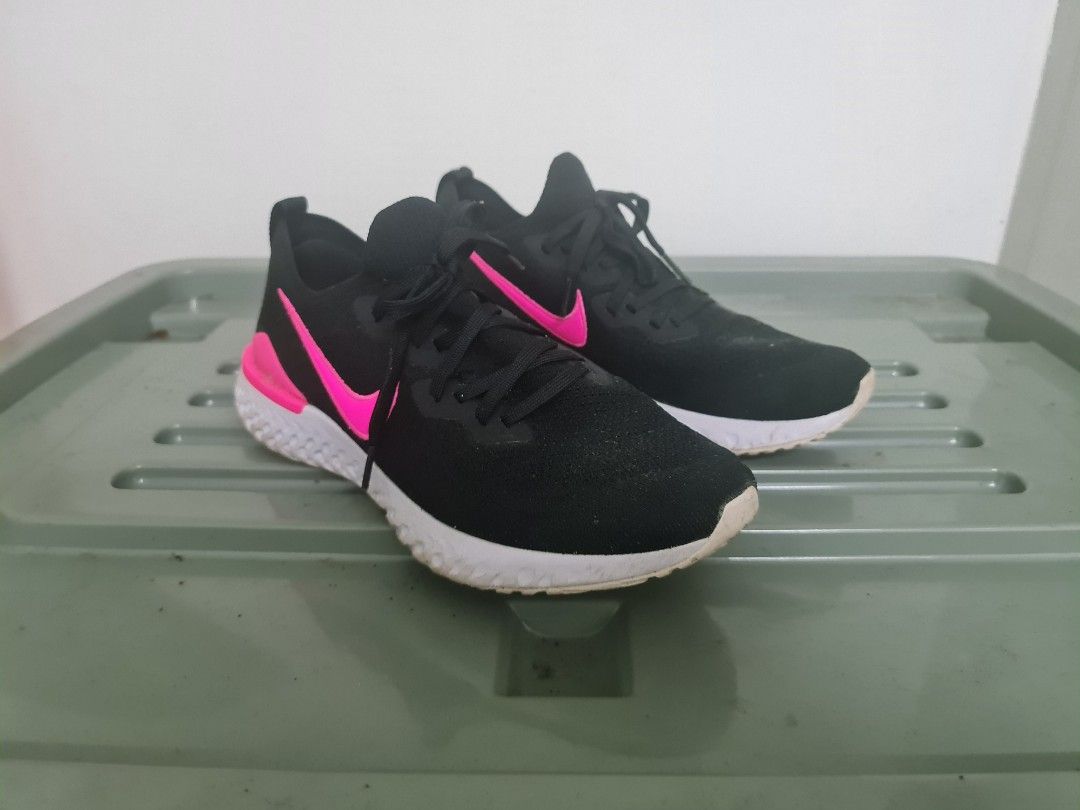 Nike Epic React (Category: Sneakers) located in Bangi. Submitted by ayip83 (Listing ID 1241032901, Image 1). Description: -Great condition 9.5/10 -Size 10.5US -The outsole and insole like new -No any scratch or torn -2 colours black and pink.