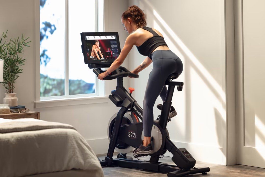 Nordic studio cycle top