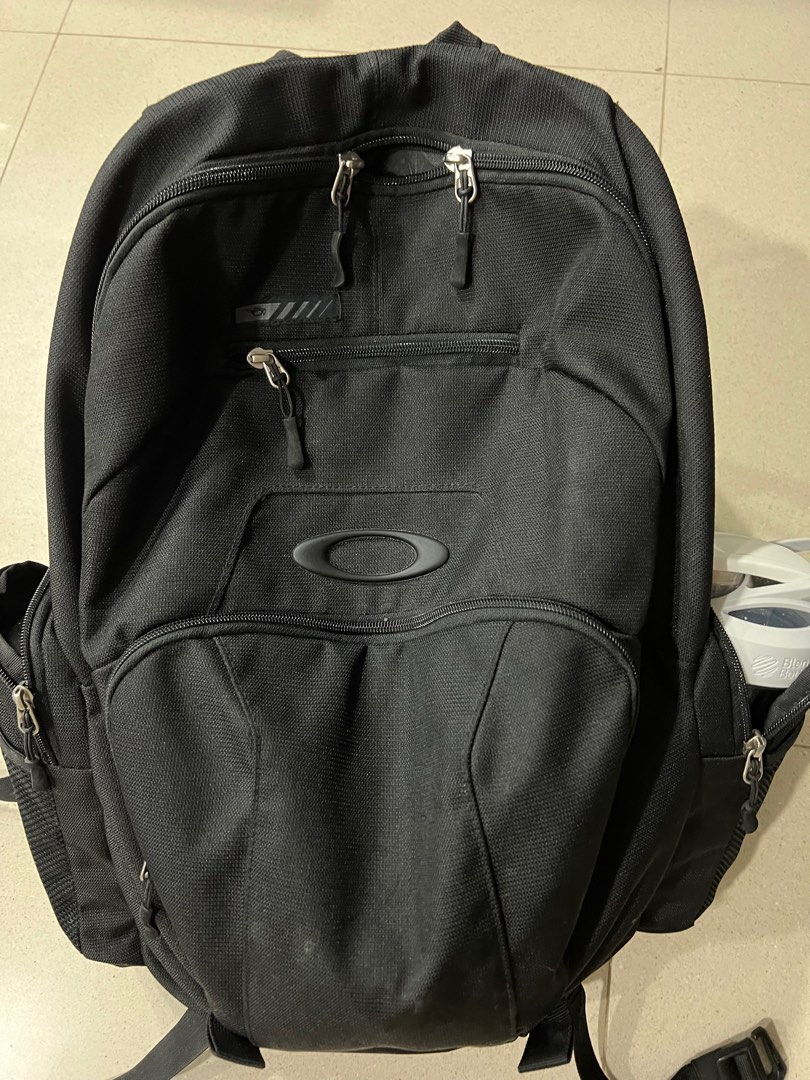 Oakley men's blade top wet dry 30 backpack