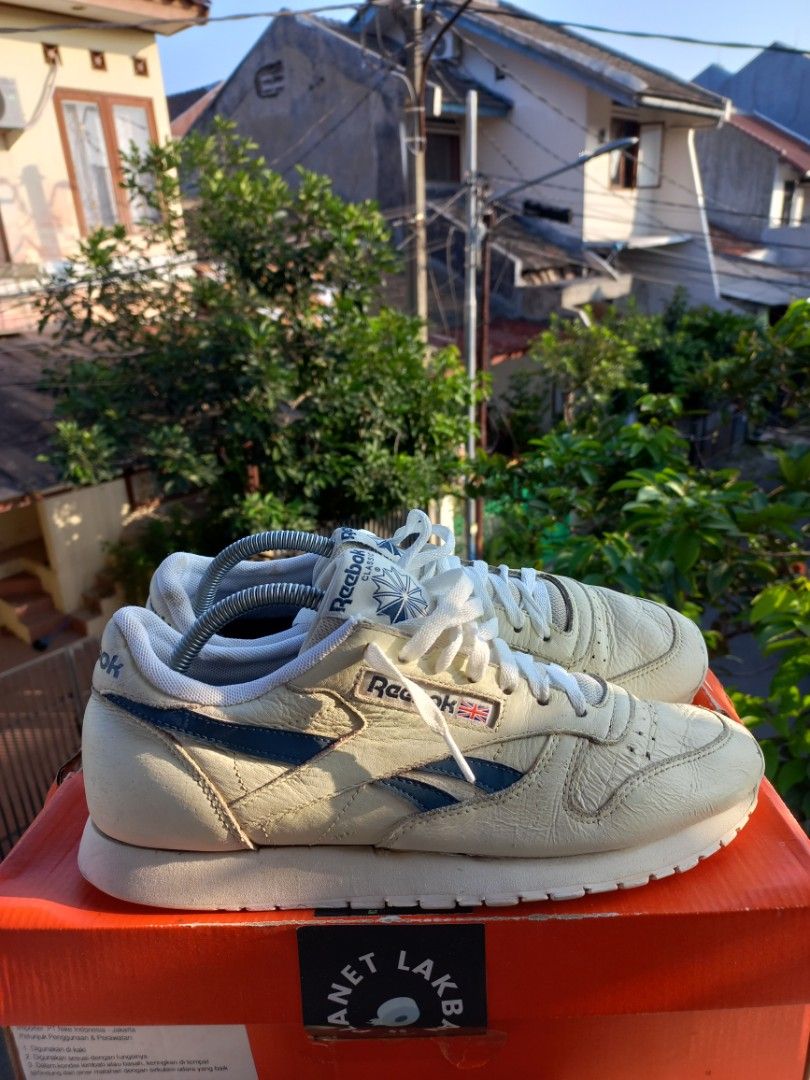 Reebok classic leather size 42.5 Fesyen Pria Sepatu Sneakers