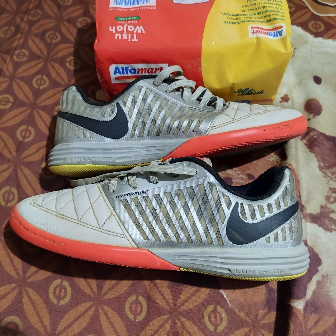Universiteit Stout levering Sepatu Futsal Nike Lunar Gato II Size 40 second ori, Olah Raga,  Perlengkapan Olahraga Lainnya di Carousell