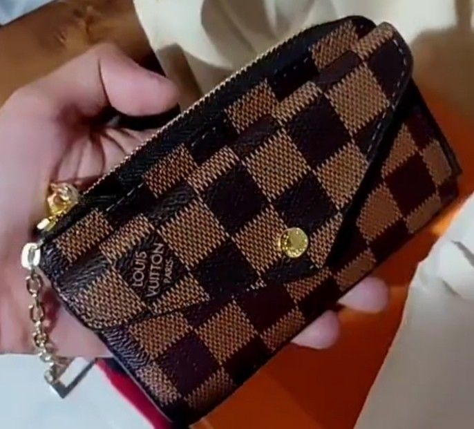 Small wallet coin purse card holder (Category: Luxury Bags & Wallets) located in Iloilo. Submitted by shopsell_930 (Listing ID 1231093426, Image 1). Description: Lv recto verso wallet card holder Good as new use few times only Ganda pa nito Rfs: I have 2 pcs nito. For feedback you can check my ebay : 👉ebay.ph**shopsell930 Online seller since 2012 ,📌 Shipping courier: J&T - - shipping fee c/o buyer. If in doubt please don't buy. THANK YOU..