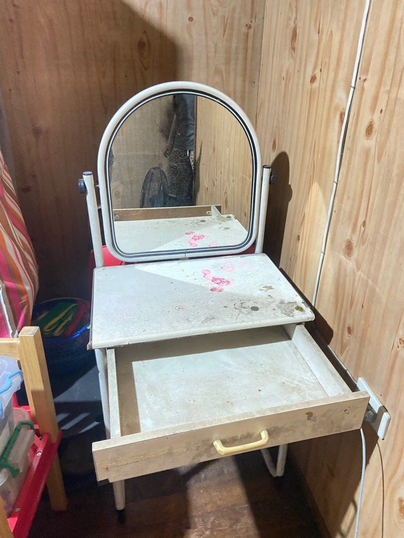 Used vanity mirror on Carousell
