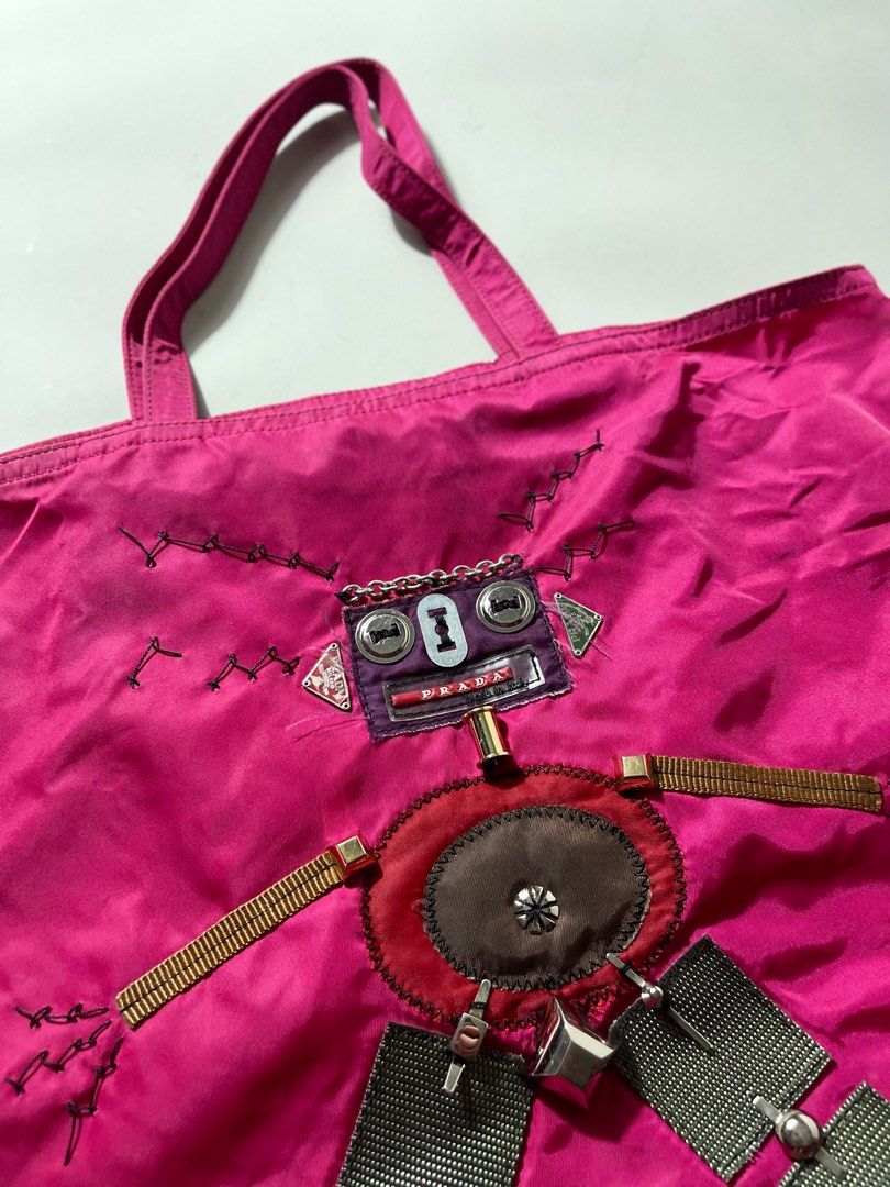Vintage Prada - Robot - Tote Bag (Category: Luxury Bags & Wallets) located in San Fernando. Submitted by poropoint (Listing ID 1241039112, Image 3). Description: Vintage Prada - Robot - Tote Bag Condition : 9/10 No flaws Signs of usage only Zipper : Lampo Made in : Italy.