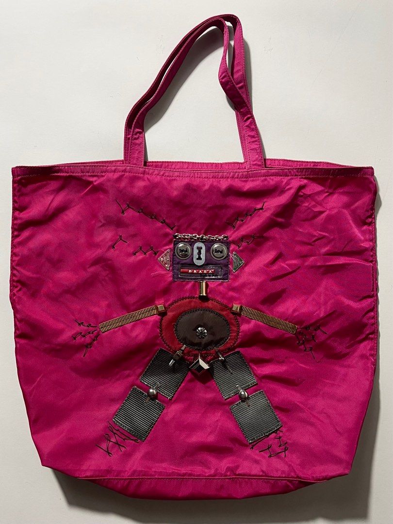Vintage Prada - Robot - Tote Bag (Category: Luxury Bags & Wallets) located in San Fernando. Submitted by poropoint (Listing ID 1241039112, Image 1). Description: Vintage Prada - Robot - Tote Bag Condition : 9/10 No flaws Signs of usage only Zipper : Lampo Made in : Italy.