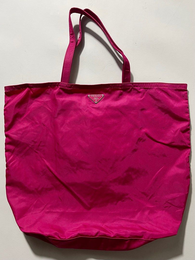 Vintage Prada - Robot - Tote Bag (Category: Luxury Bags & Wallets) located in San Fernando. Submitted by poropoint (Listing ID 1241039112, Image 2). Description: Vintage Prada - Robot - Tote Bag Condition : 9/10 No flaws Signs of usage only Zipper : Lampo Made in : Italy.