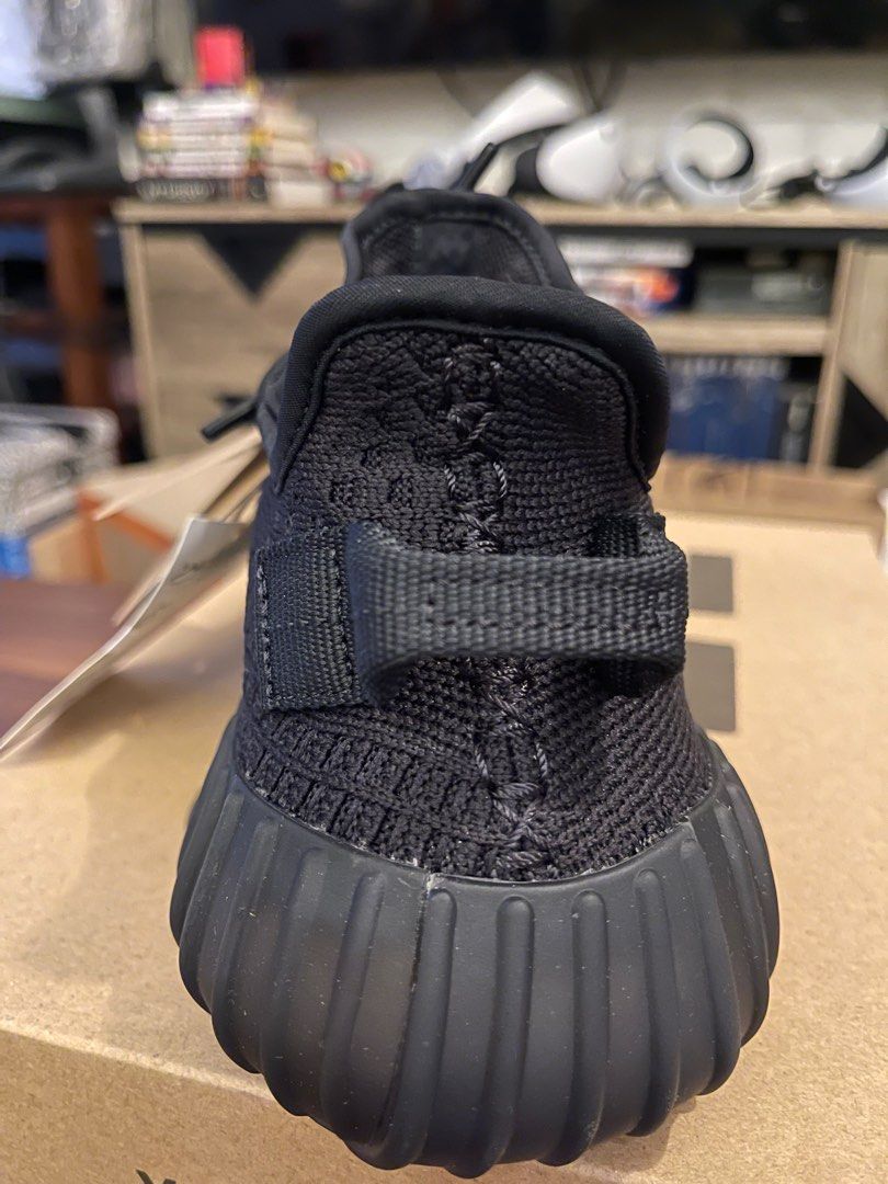 yeezy 350 v2 onyx (Category: Sneakers) located in Quezon City. Submitted by d.drifter (Listing ID 1241048899, Image 2). Description: sz 6 US brandnew and complete shipping from qc.
