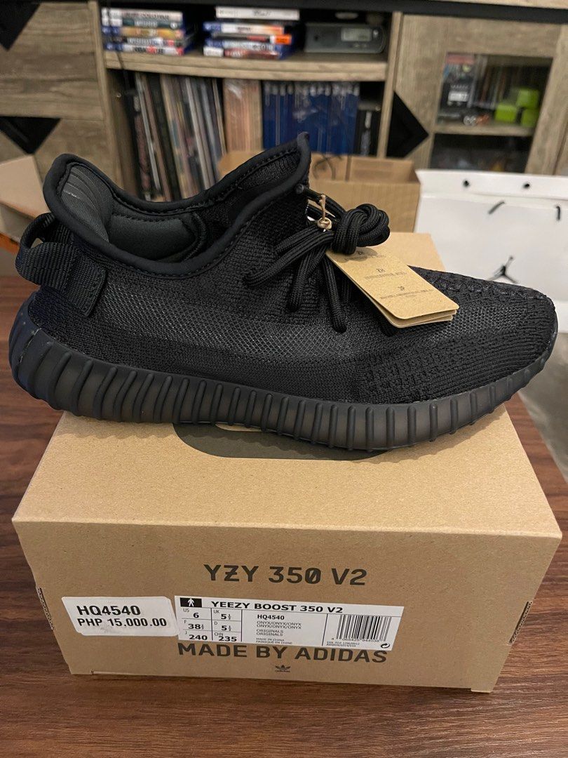 yeezy 350 v2 onyx (Category: Sneakers) located in Quezon City. Submitted by d.drifter (Listing ID 1241048899, Image 1). Description: sz 6 US brandnew and complete shipping from qc.