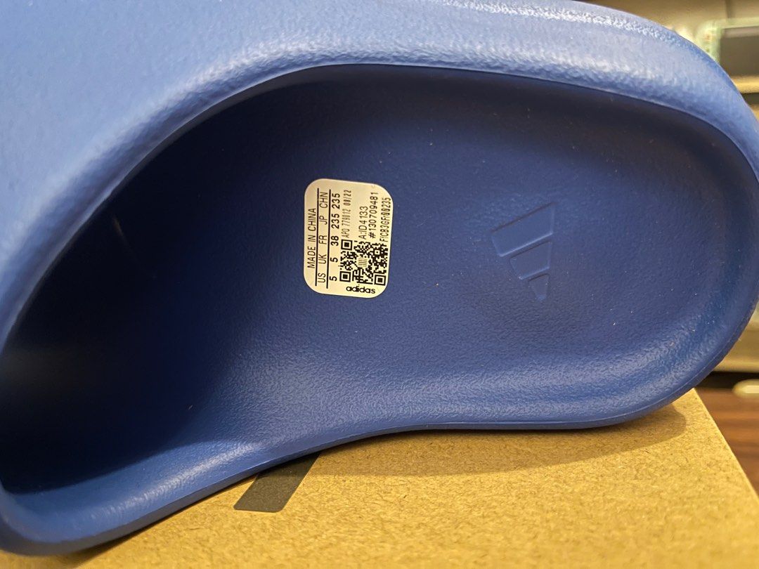 yeezy slide azure (Category: Slippers & Slides) located in Quezon City. Submitted by d.drifter (Listing ID 1241049093, Image 2). Description: sz 5 US brandnew and complete shipping from qc.