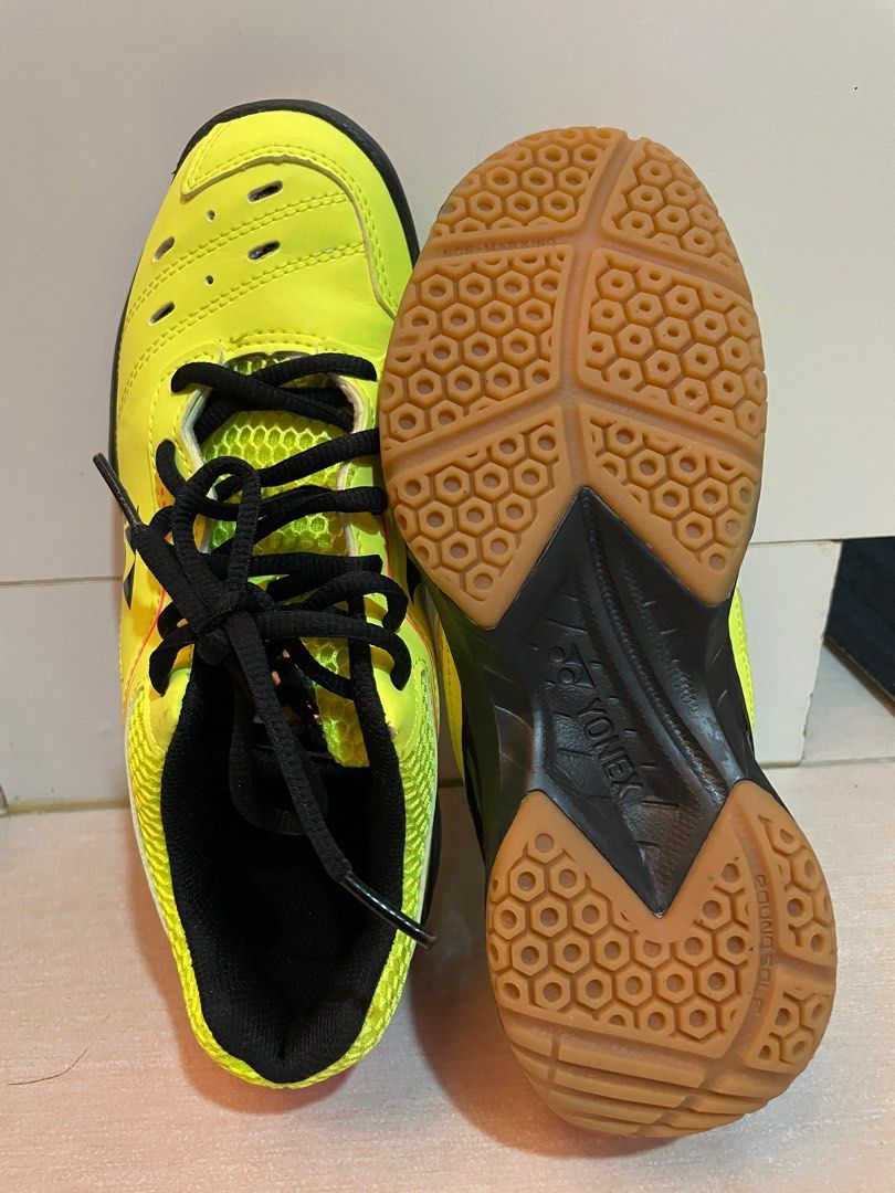 YONEX SHB 65R2 23.5