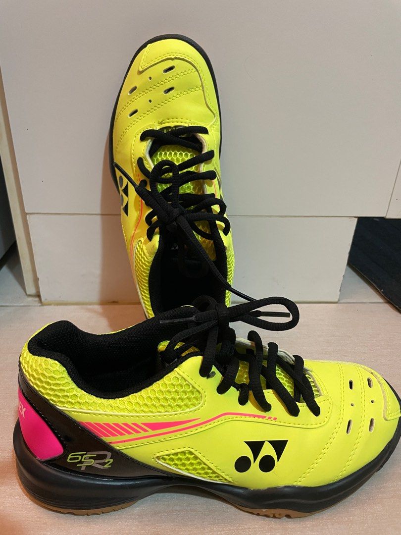 YONEX SHB 65R2 23.5