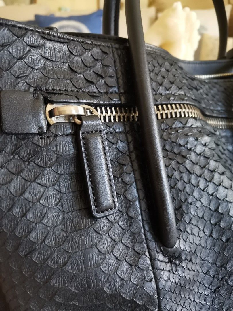 💯% Authentic Rouge & Lounge Snakeskin Two-way Bag (Category: Luxury Bags & Wallets) located in Paranaque City. Submitted by luxehuntsmla.bymari (Listing ID 1241205806, Image 2). Description: 💯Authentic Rouge & Lounge Snakeskin Two-way Bag 👍Excellent Used conditon! Clean inside and out 👉Elegant office and everyday bag. 🥰.