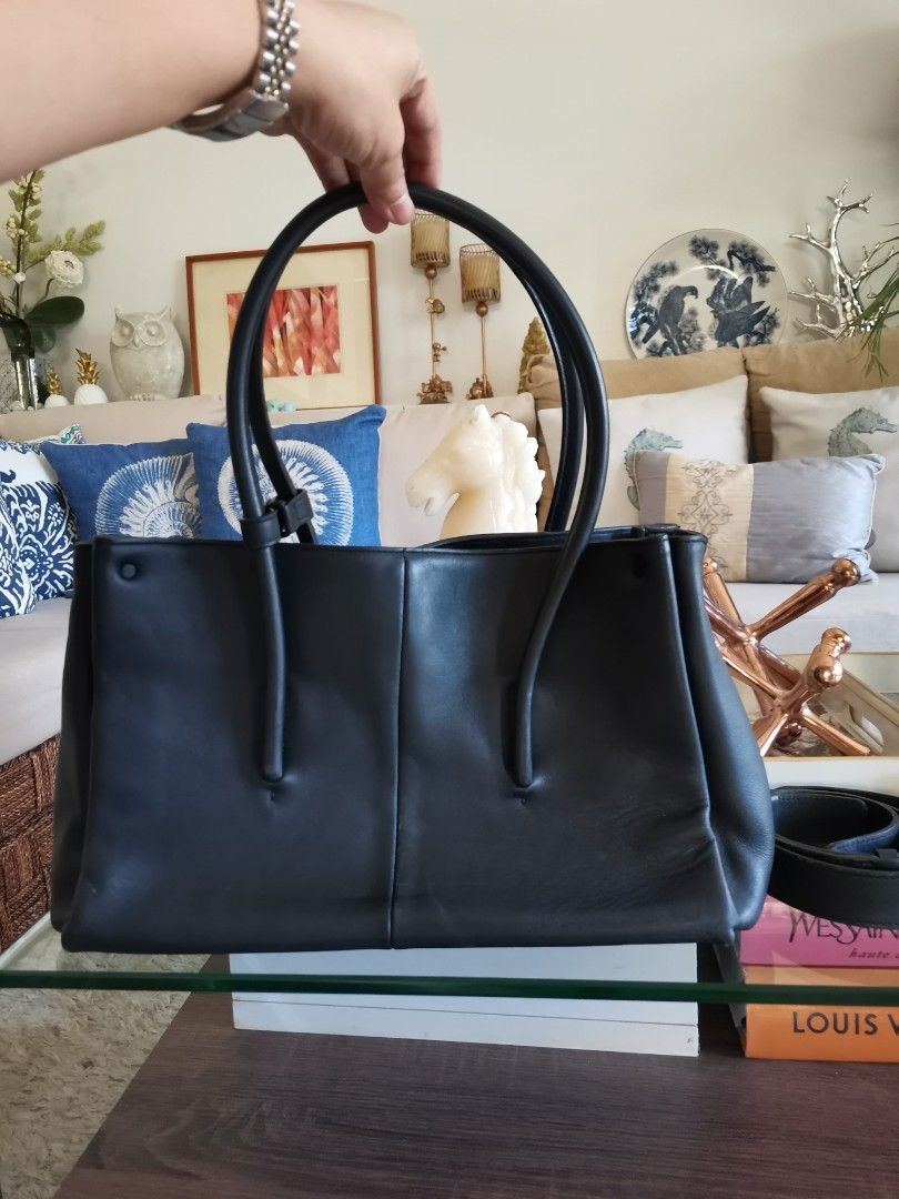 💯% Authentic Rouge & Lounge Snakeskin Two-way Bag (Category: Luxury Bags & Wallets) located in Paranaque City. Submitted by luxehuntsmla.bymari (Listing ID 1241205806, Image 3). Description: 💯Authentic Rouge & Lounge Snakeskin Two-way Bag 👍Excellent Used conditon! Clean inside and out 👉Elegant office and everyday bag. 🥰.