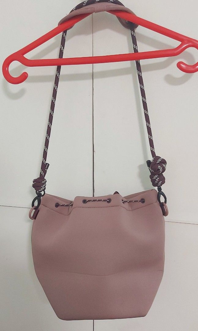 Adidas Kinchaku/Bucket Bag (Category: Cross-body Bags) located in Valenzuela. Submitted by yoshi5 (Listing ID 1241252490, Image 3). Description: -used twice only -with inside pockets * 2k original price.