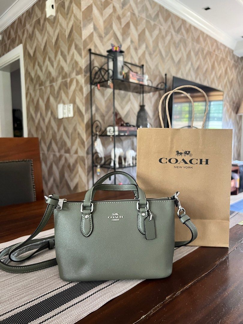 Authentic COACH mini gallery tote micro bag (Category: Luxury Bags & Wallets) located in Manila. Submitted by beisebastian (Listing ID 1241240394, Image 2). Description: 101% Authentic mini coach gallery Brand new from US With paper bag W/ crossbody strap Negotiable .