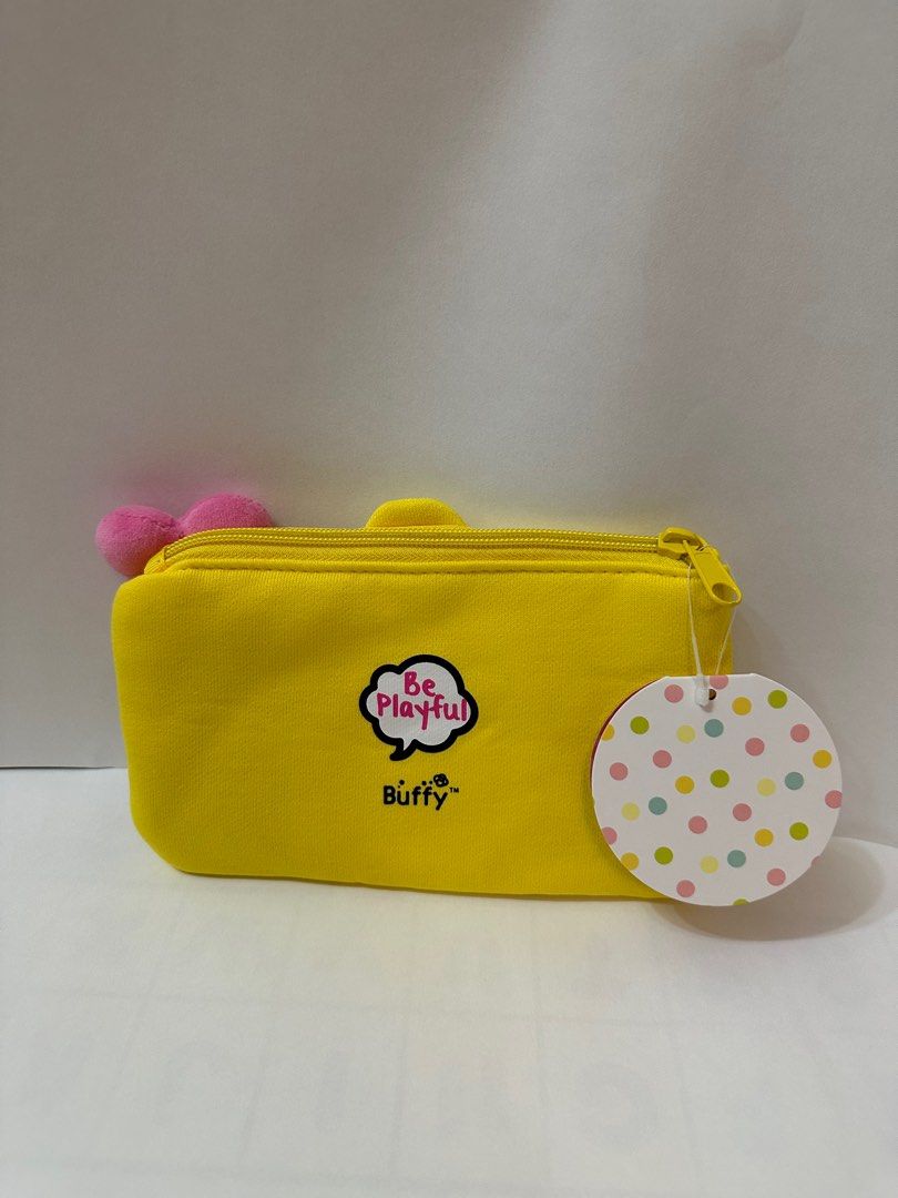 B Duck Multi-function Bag—Buffy （分類：文具）位於 Hong Kong。 由 echochau12 提交（商品編號 1241381571，圖片 2）。簡介： 長約20cm，高約 13cm，濶約1.5cm 有牌，有雷射標籤 。