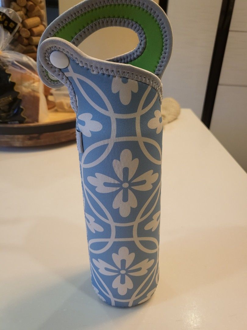 Bag for Water Jug/ Thermos (Category: Water Bottles & Tumblers) located in Muntinlupa City. Submitted by PeggyGirl (Listing ID 1241337701, Image 3). Description: Neoprene Bottle Slinger Bag Protect your waterjug/ thermos from scratches bought from Gourdos.