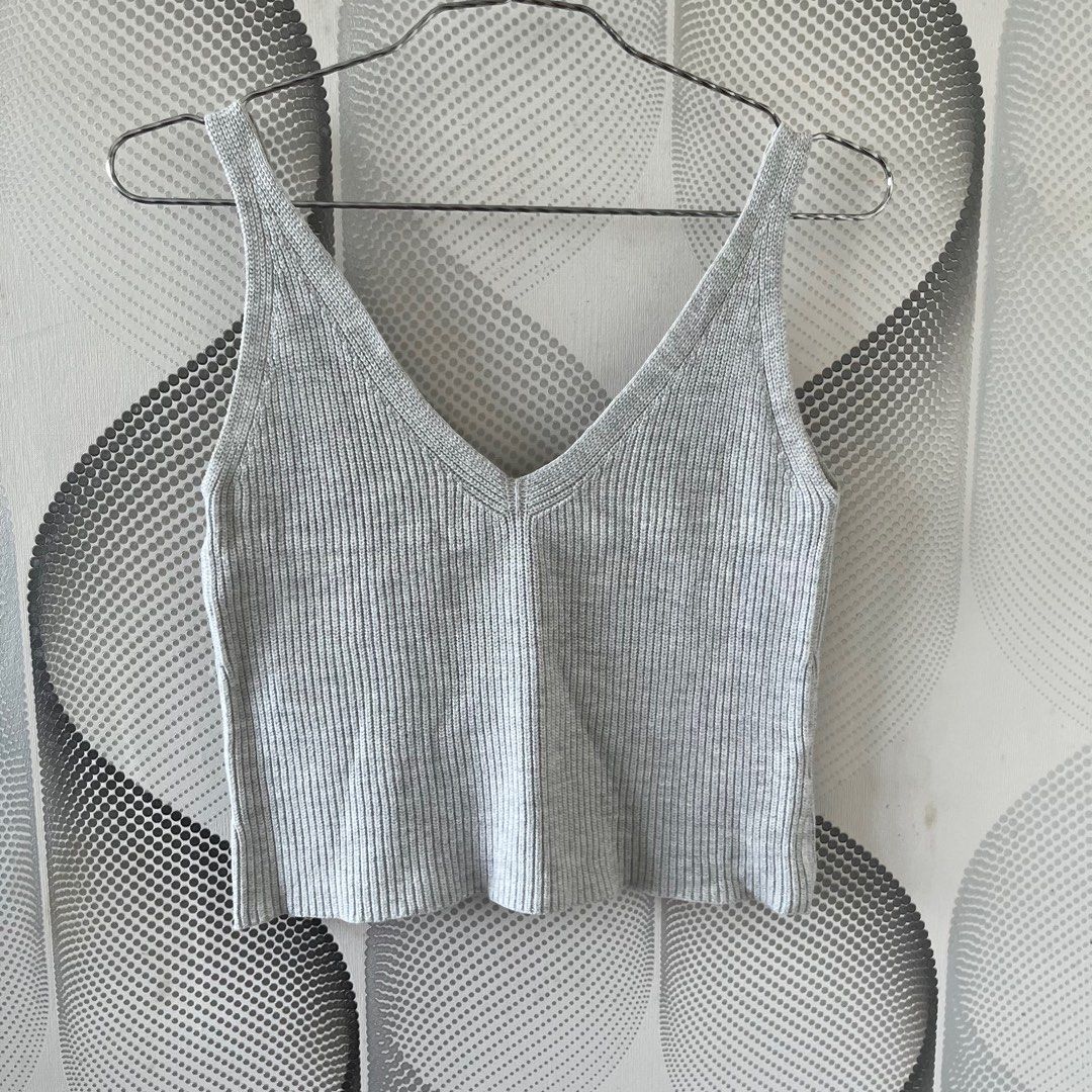 Brandy Melville Knitted Ribbed Halter Top, Women's Fashion, Tops,  Sleeveless on Carousell
