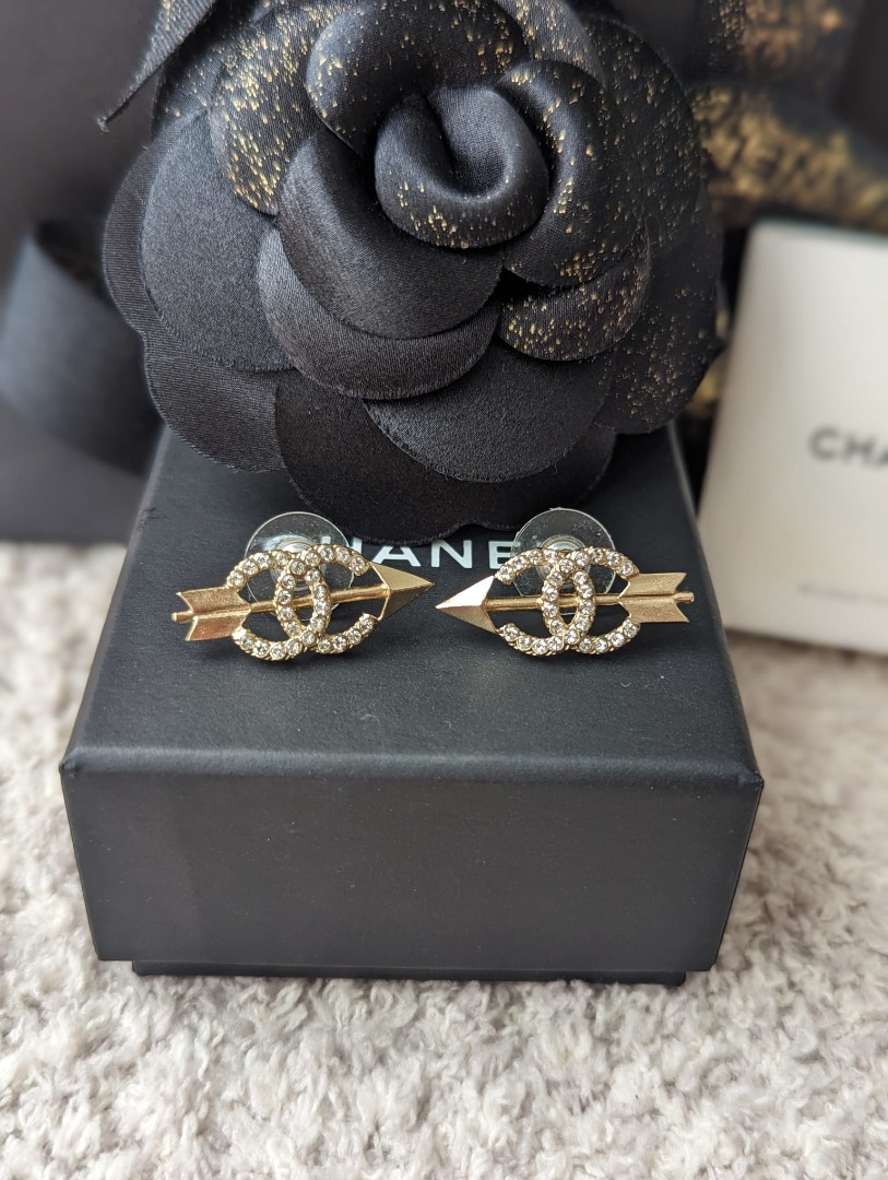Chanel CC A19K Logo Arrow Timeless Crystal GHW Logo Earrings box