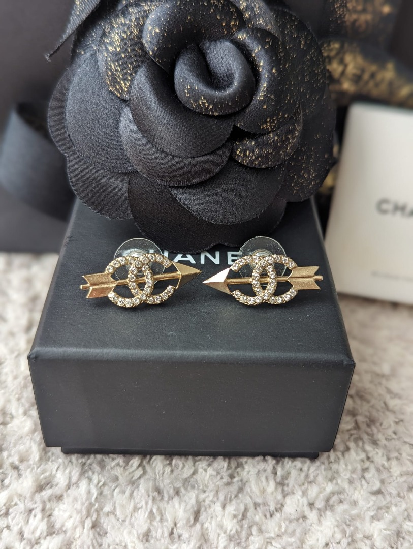 Other jewelry NEW CHANEL LOGO CC HEART & STRASS BROOCH IN GOLD METAL NEW  GOLDEN BROOCH ref.862012 - Joli Closet