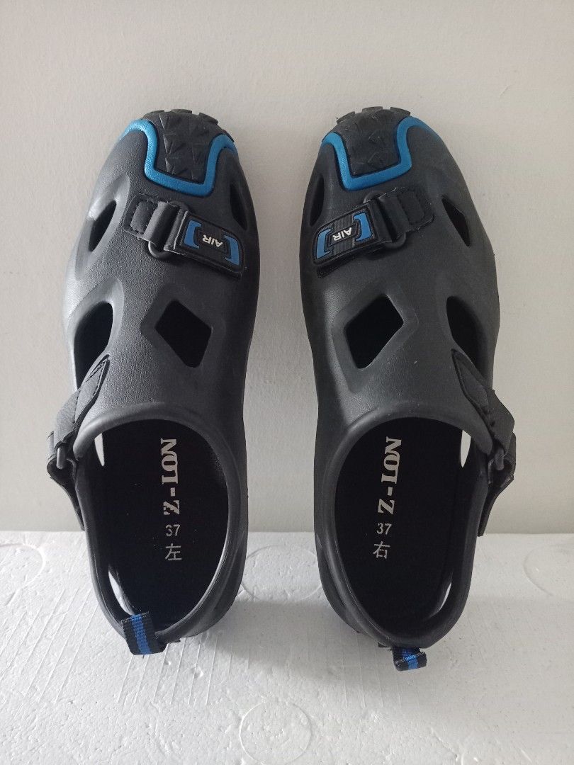 Cycling shoes without cleats top
