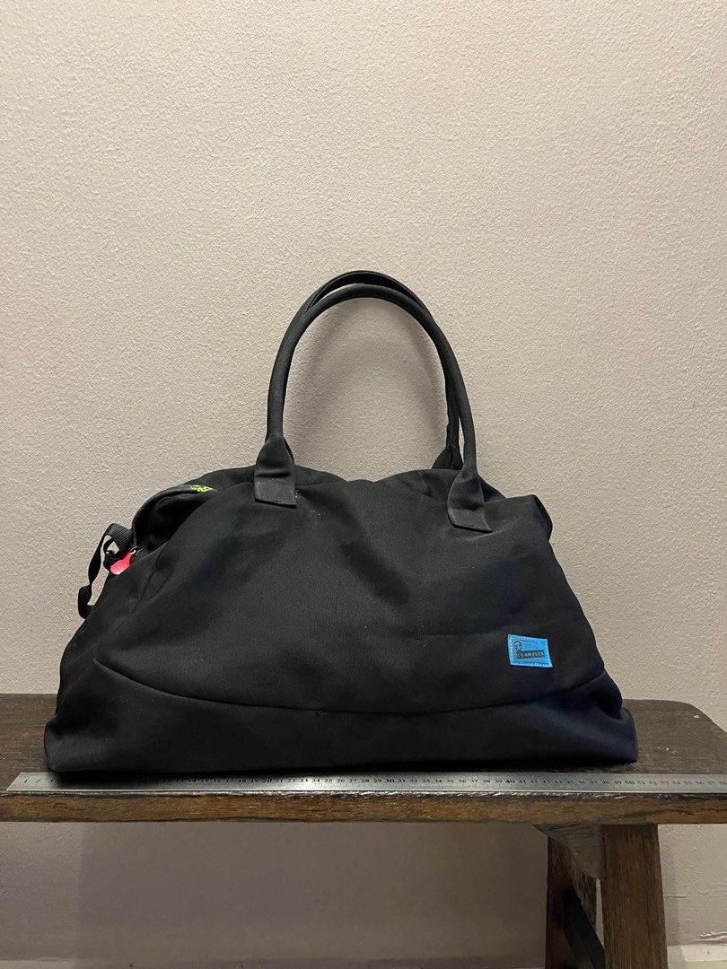 Crumpler gym bag online