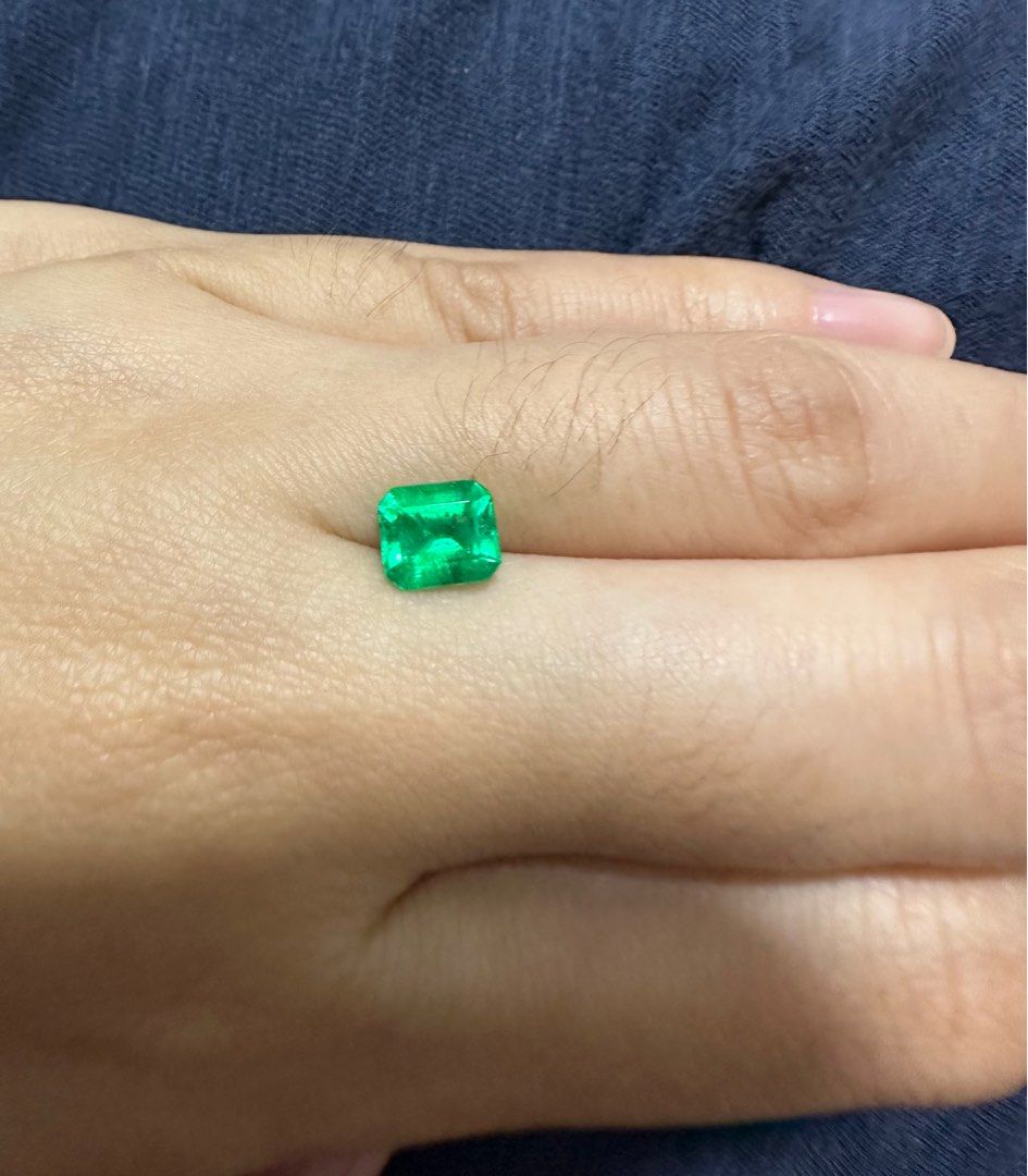 Emerald (Category: Precious Stones) located in Singapore. Submitted by joyce54321 (Listing ID 1237458812, Image 4). Description: Nice colour Columbia Emerald 1 pc 1.07 ct Lab cert is included .