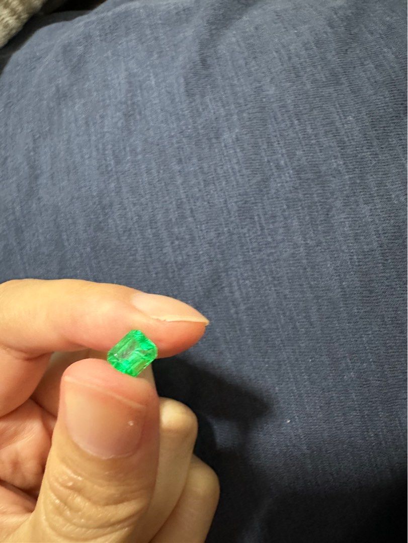 Emerald (Category: Precious Stones) located in Singapore. Submitted by joyce54321 (Listing ID 1237458812, Image 5). Description: Nice colour Columbia Emerald 1 pc 1.07 ct Lab cert is included .