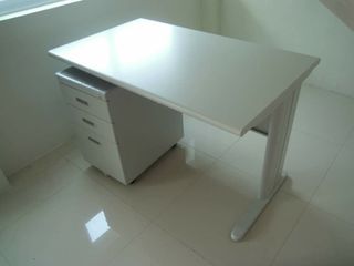 FREESTANDING DESK - OFFICE COMPUTER TABLE