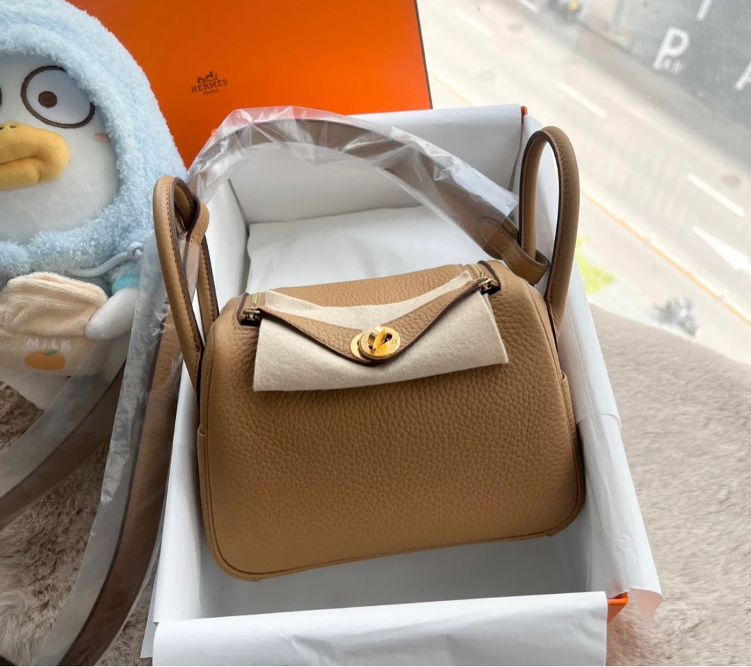 HERMES Taurillon Clemence Mini Lindy 20 Biscuit 1274769
