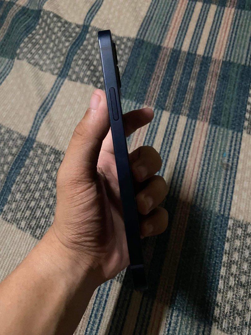 Iphone 12 64GB FU dual sim (Category: iPhone 12 Series) located in Paranaque City. Submitted by louise240817 (Listing ID 1241233076, Image 3). Description: Makinis unit. 96% battery health Hongkong variant kaya dual sim na physical No issue. Can reset upon meet up. Unli check bago bayadan. Unit ans chord only.