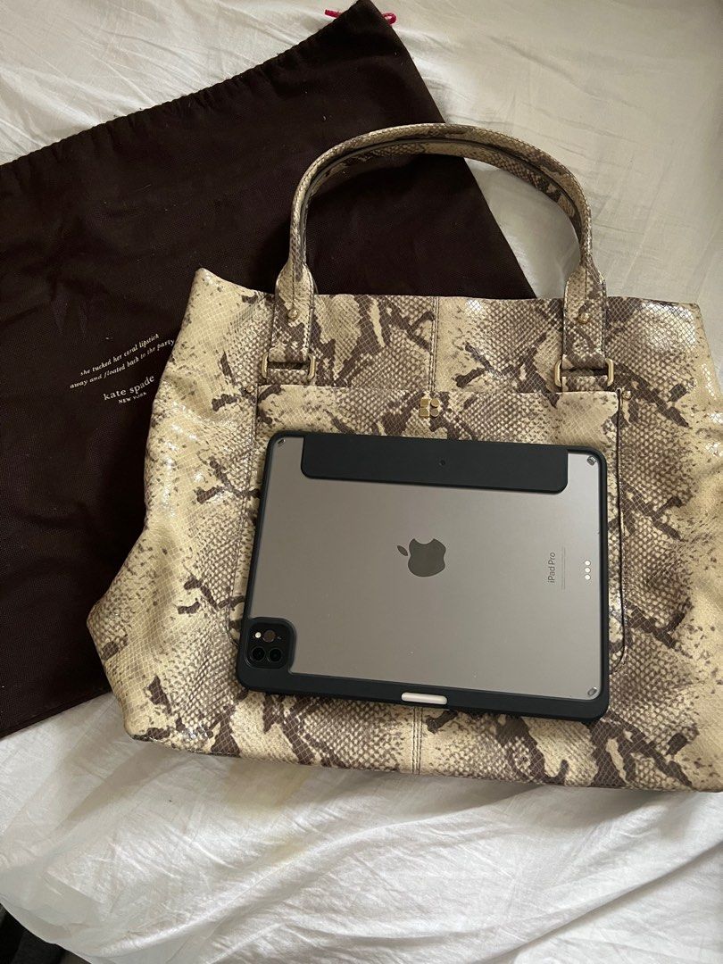 Kate Spade Snake Skin Tote (Category: Luxury Bags & Wallets) located in Mandaluyong City. Submitted by authenteecity (Listing ID 1241266868, Image 2). Description: .