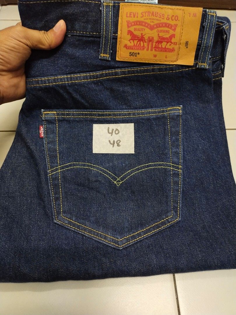 Beza levis 501 dan 505 top