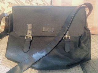 L'Oréal black messenger bag