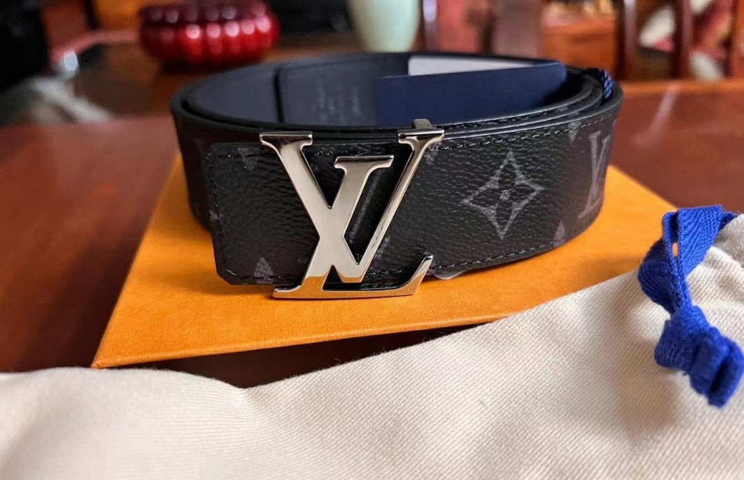 Louis Vuitton black buckle black classic printed men's belt