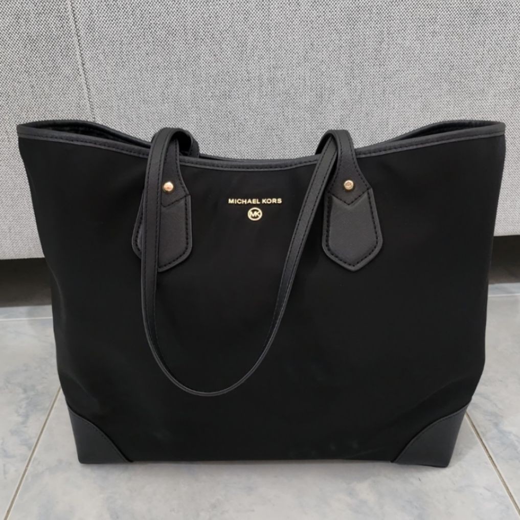 Michael Kors Voyager tote, Luxury, Bags & Wallets on Carousell