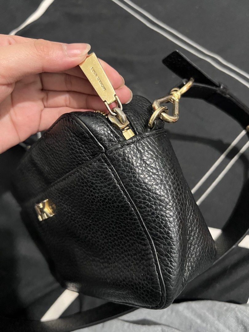 Michael Kors Mini Bag (Guitar) (Category: Luxury Bags & Wallets) located in Imus. Submitted by aliaating (Listing ID 1241366223, Image 3). Description: well used. 8/10. perfect for everyday use :) steal price! also negotiable dm me!!! .