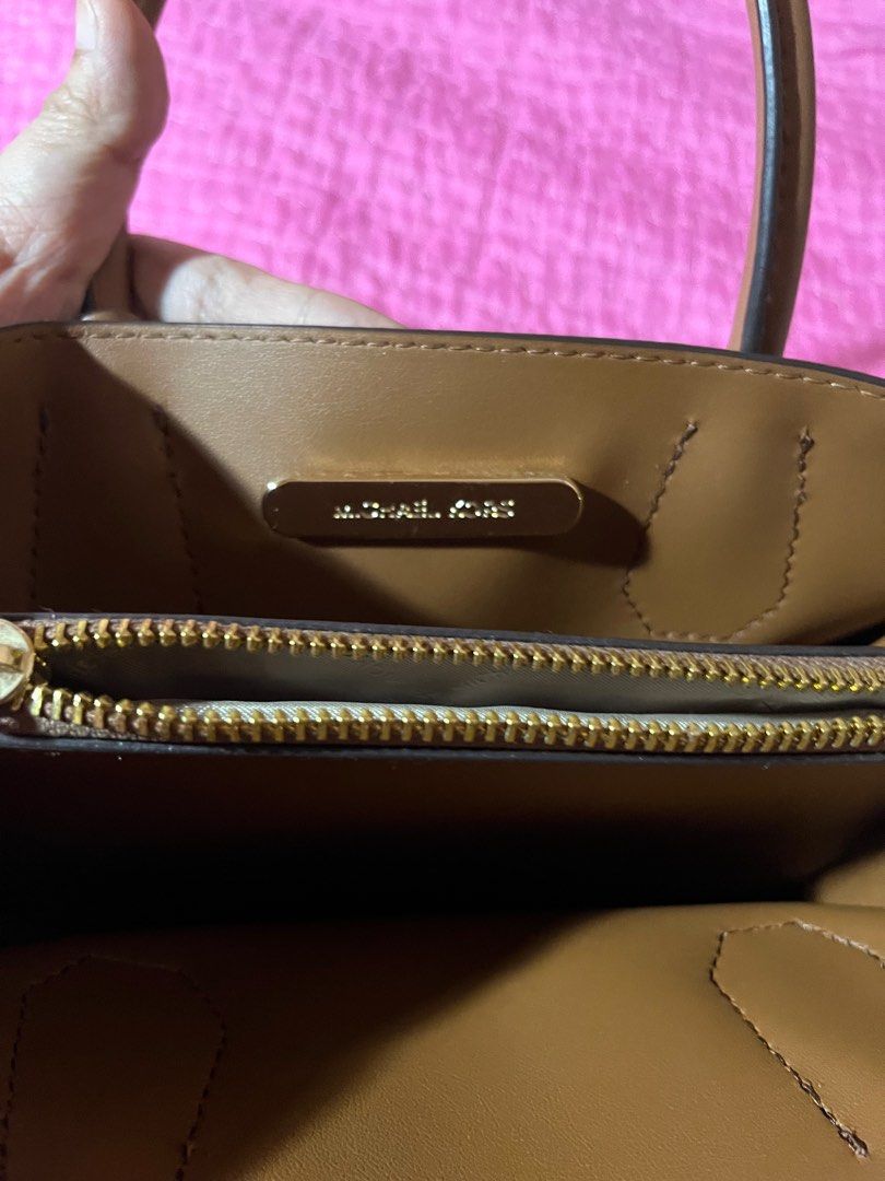 ORIGINAL MK Mercer Medium Bag (Category: Luxury Bags & Wallets) located in Padre Garcia. Submitted by riailagan49560 (Listing ID 1241222851, Image 3). Description: Used only twice guaranteed original MK bag no sign of flaws or damages Medium Satchel Bab can be use as handbag or sling bag.
