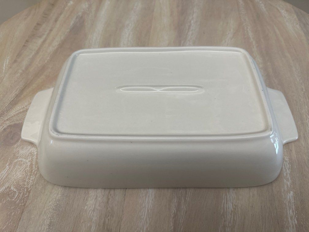 Rectangular plate (Category: Dinnerware & Cutlery) located in Singapore. Submitted by suat (Listing ID 1241268246, Image 3). Description: Measures approximately 32.5cm in length (including handles), 18cm in breadth and 6cm in depth. Selling away as I got no use for it..