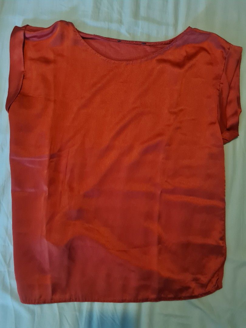 RED SQUARE TOP SMALL (Category: Blouses) located in Cainta. Submitted by lbvs3 (Listing ID 1241386564, Image 2). Description: RED SQUARE TOP SMALL Mango brand (removed tag) Silk like material Light and airy Pefect for work or date nights MOP Gcash SF c/o buyer via lala/grab or go go.