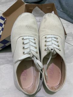 sepatu putih / broken white