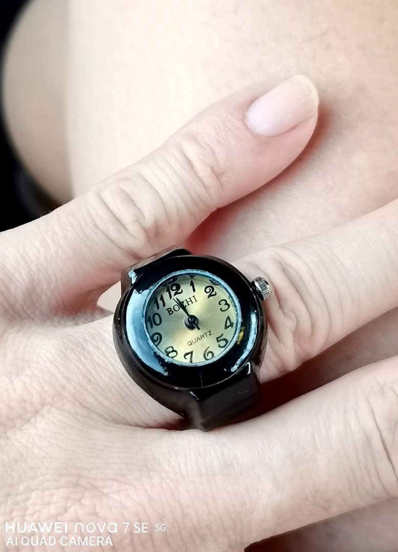 Quartz hot sale hand watch
