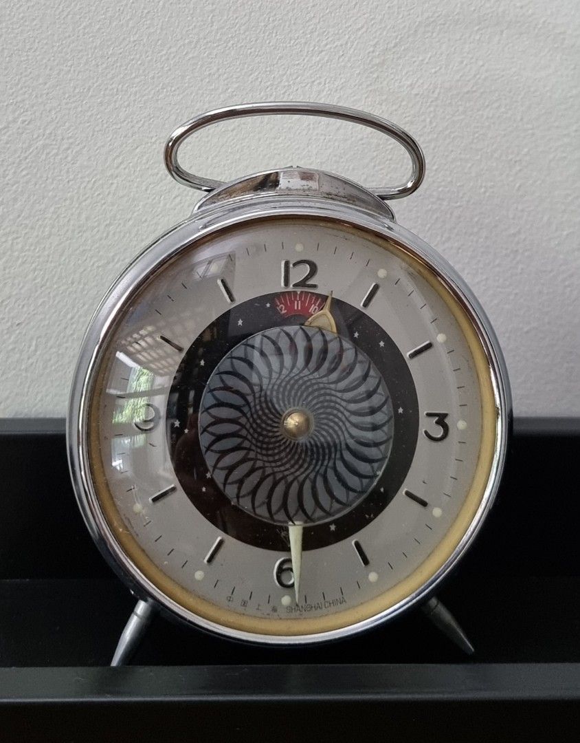 Vintage Diamond wind up table clock, Hobbies & Toys, Memorabilia & Collectibles, Vintage