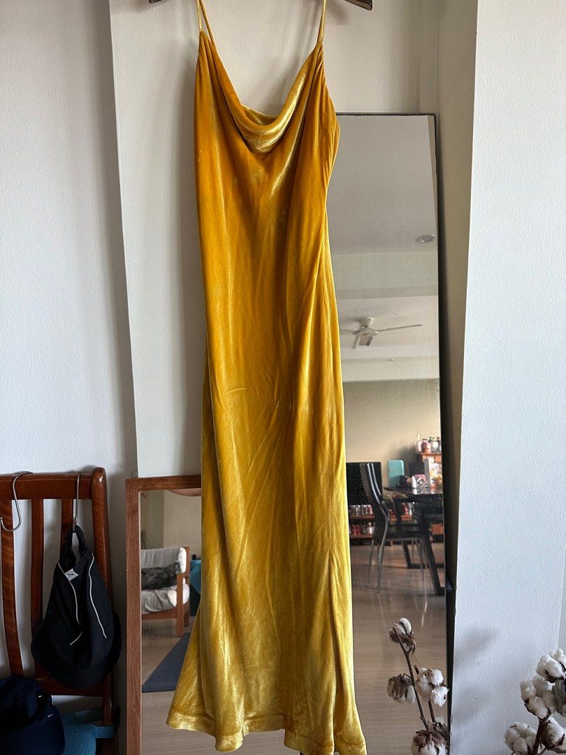 Yellow velvet gown dress, Women's Fashion, Dresses & Sets, Evening dresses & gowns on Carousell Yellow velvet gown dress, Women's Fashion, Dresses & Sets, Evening dresses & gowns on Carousell