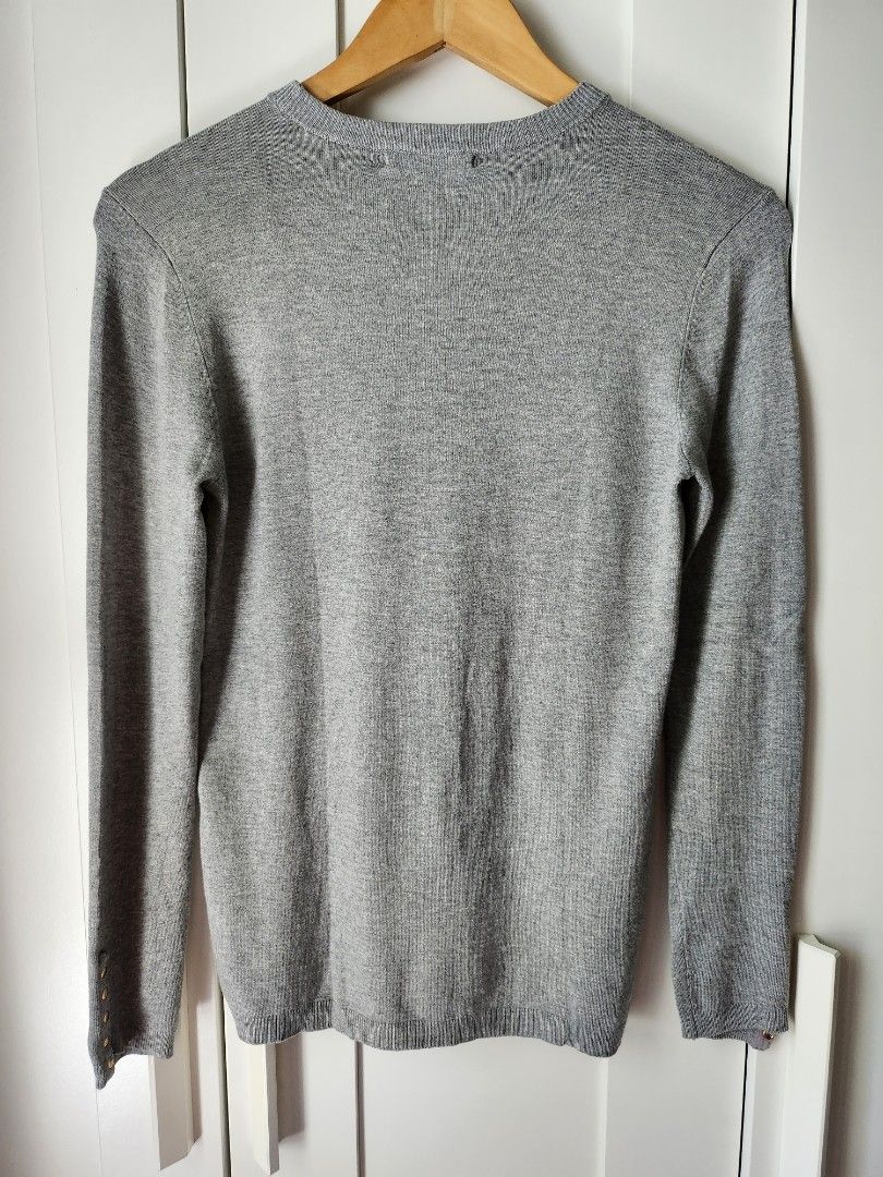 Zara Knit Top with Button Sleeve Detail (Category: Longsleeves) located in Quezon City. Submitted by six_half (Listing ID 1241246241, Image 2). Description: Viscose blend Runs small Fits xs-small frames best Flaws: minor pilling (not noticeable).