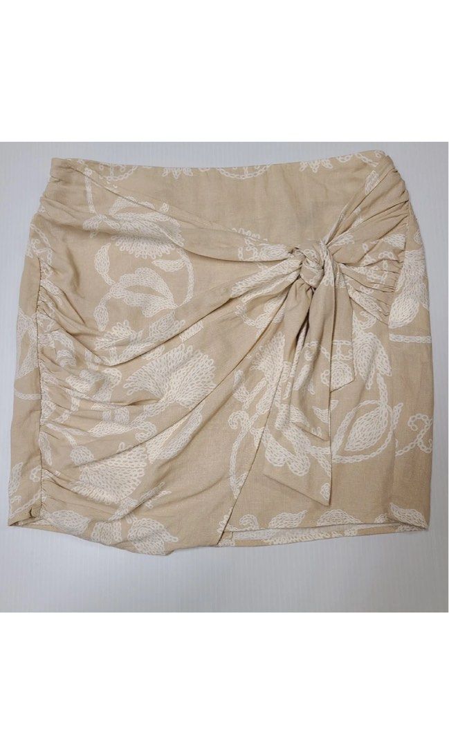 Zara Printed Skirt with Knot - Beige (Category: Skirts) located in Las Pinas. Submitted by bsky96 (Listing ID 1241325911, Image 2). Description: Used only once! Bought for Php 2,295.