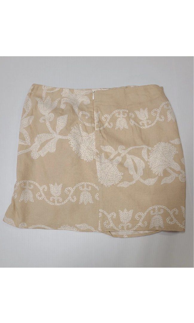 Zara Printed Skirt with Knot - Beige (Category: Skirts) located in Las Pinas. Submitted by bsky96 (Listing ID 1241325911, Image 3). Description: Used only once! Bought for Php 2,295.