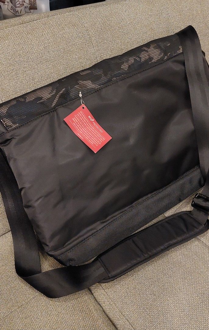 12. Hedgren tie messenger bag unremoved tags Men s Fashion