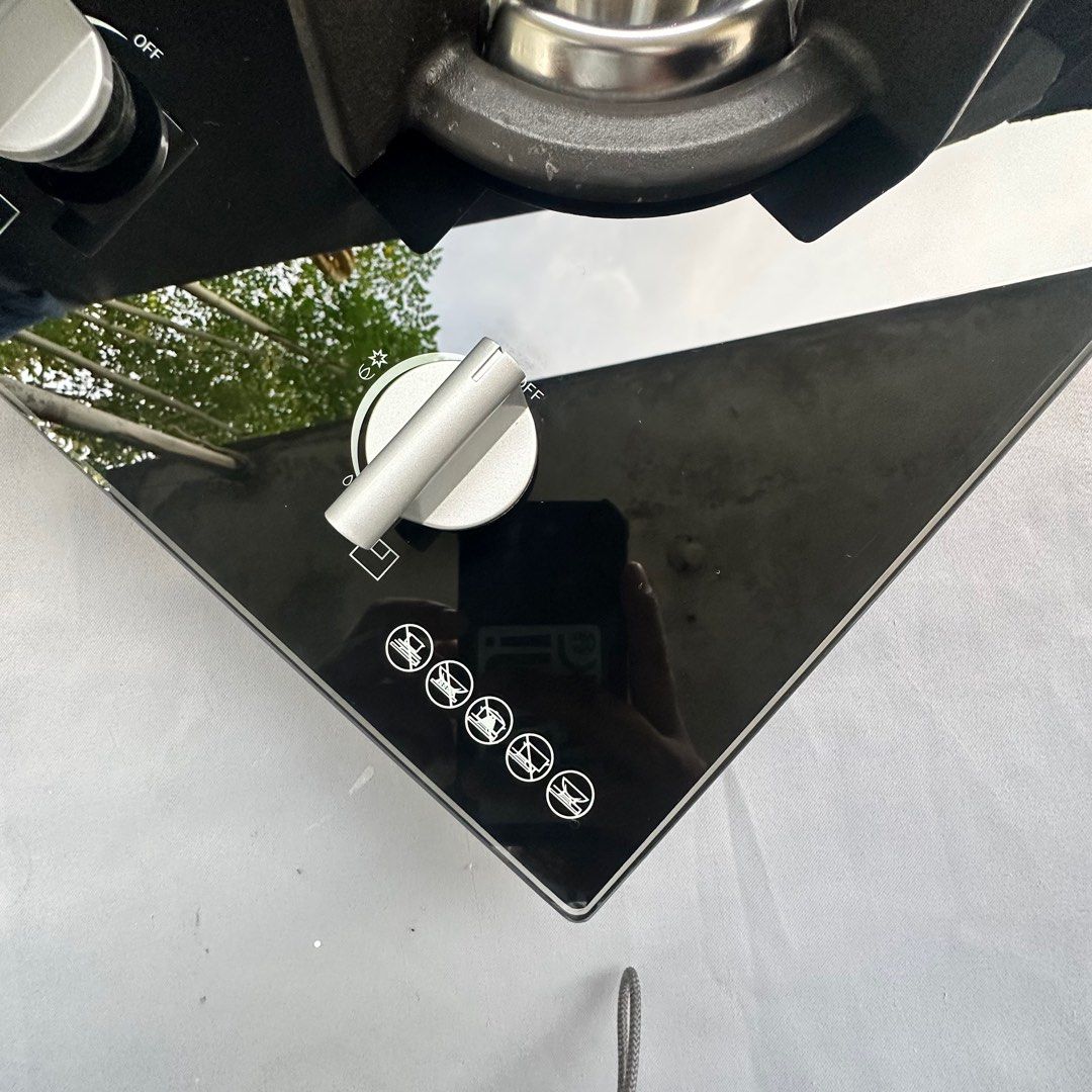 AEROGAZ LPG/PUB Glass 2 Burner (Category: Hobs & Hoods) located in Santa Maria. Submitted by angeljune07 (Listing ID 1241567078, Image 3). Description: AEROGAZ LPG/PUB Glass 2 Burner Features: – 30cm tempered glass hob – 2 burners – Cast iron pan support – Battery operated ignition – Flame failure device – Actual dimension: W300XD510mm – Cut out size: W266XD478mm – Colour: black Unused and still in good condition Visible minor scratches Physical 